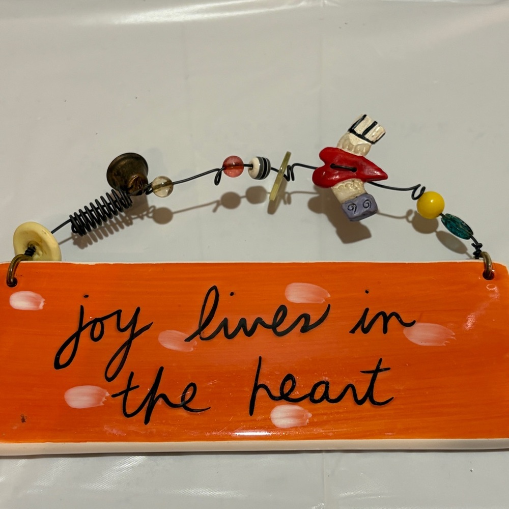 (NWT) Sandra Magsamen For SILVESTERI Ceramic Joy Lives In The Heart hanging art